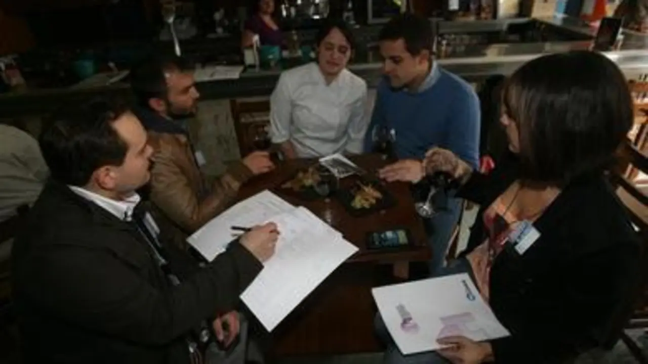 La cocinera del Casablanca (centro) presenta su propuesta a los miembros del jurado (Foto: TOÑO PARGA)