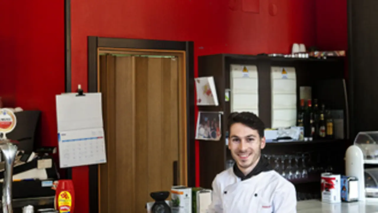 Naveira, en el bar de su familia, en Ponferrada (Foto: AMA)