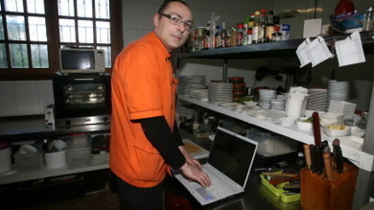 Echalecu, durante un envío de recetas desde su ordenador, en la cocina de El Celler de Monforte (Foto: TOÑO PARGA)