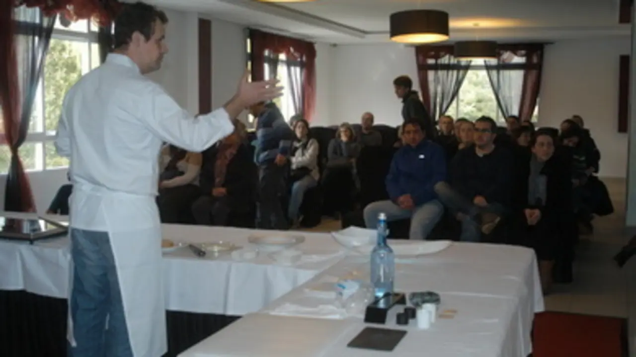 Gonzalo Pañeda, con hosteleros de Ribadeo (Foto: VILLAPOL)
