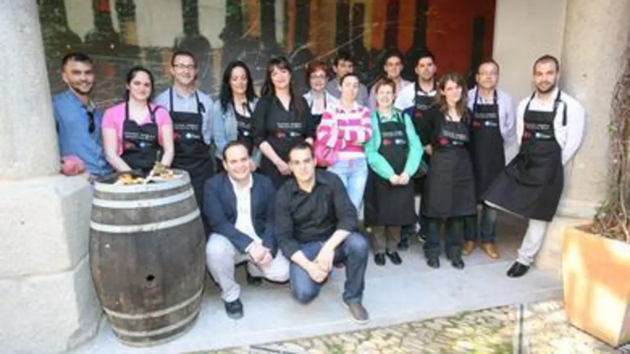 Los finalistas, junto a algunos miembros del jurado (Foto: TOÑO PARGA)