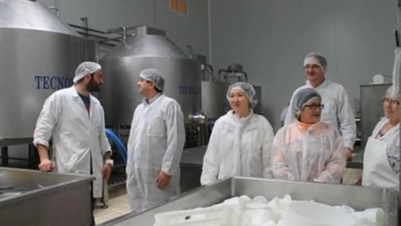 Las dos responsables de la universidad de Almaty realizan una visita guiada por Prestes (Foto: EPL / C. ARIAS)