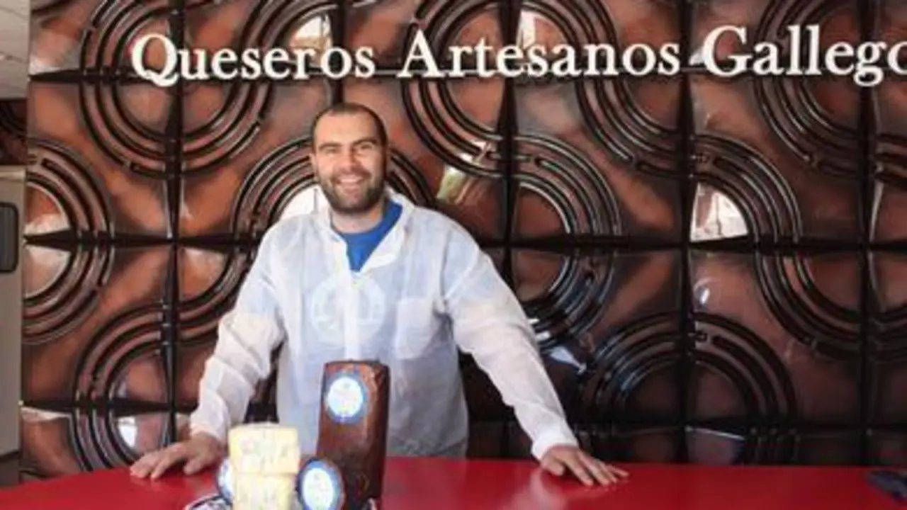 Maikel Fernández, con el nuevo producto (Foto: MANCEBO)