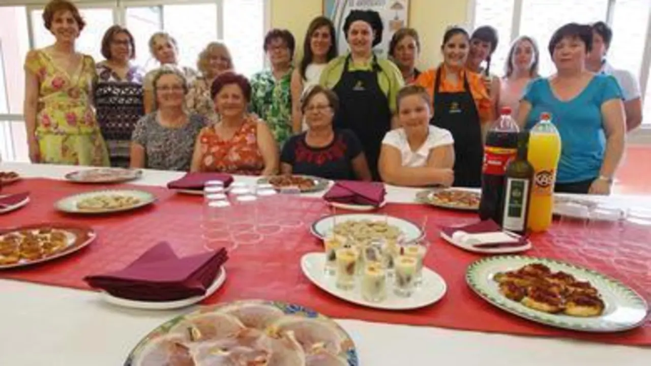Acto de clausura con pinchos, en el antiguo colegio de Palmeiro (Foto: JOSÉ Mª ÁLVEZ)