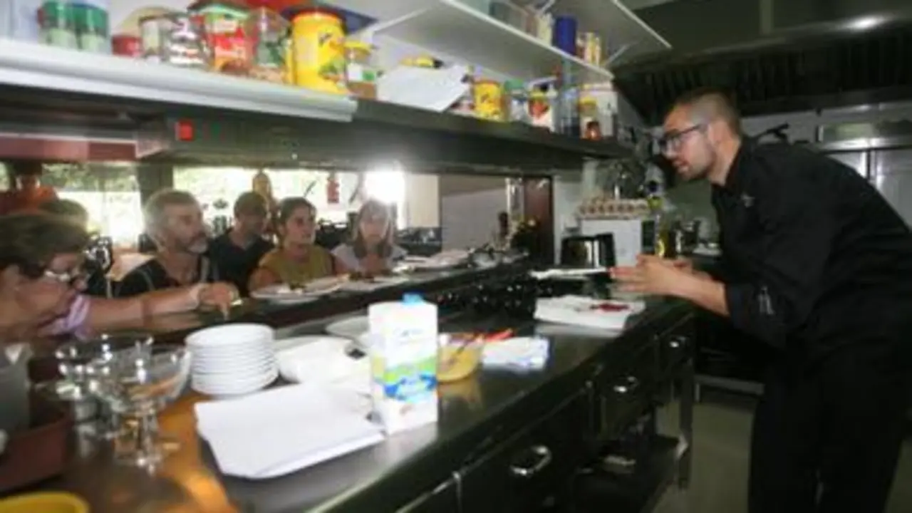 Manuel Fernández prepara uno de los platos ante los alumnos de la masterclass (Foto: TOÑO PARGA)