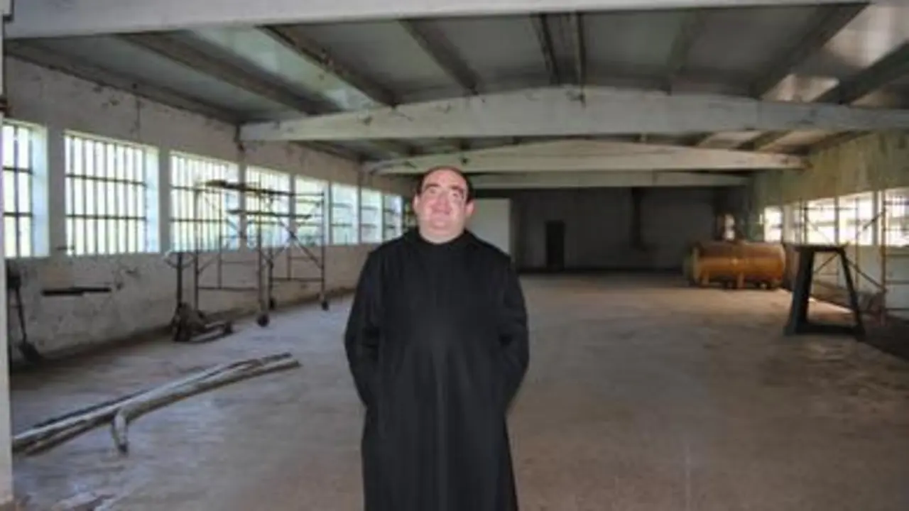El prior del monasterio, José Luis Vélez, en la nave de Viladetrés que será rehabilitada (Foto: VILA)
