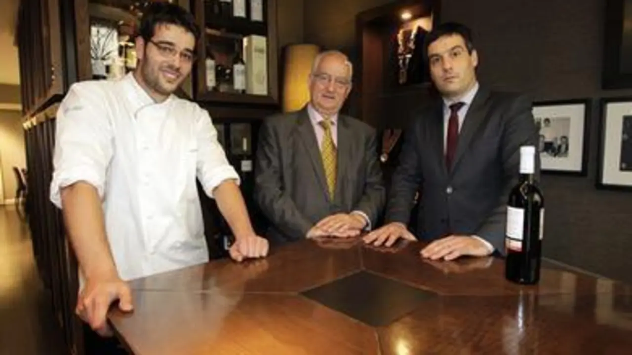 Alberto García, junto a sus hijos Koki (a la izquierda) y Alberto (a la derecha). Foto: J. VÁZQUEZ
