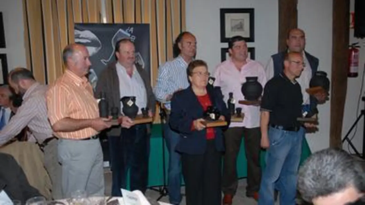 César Enríquez (en el centro), en una entrega de premios a los mejores caldos de Ribeira Sacra. (Foto: AEP)
