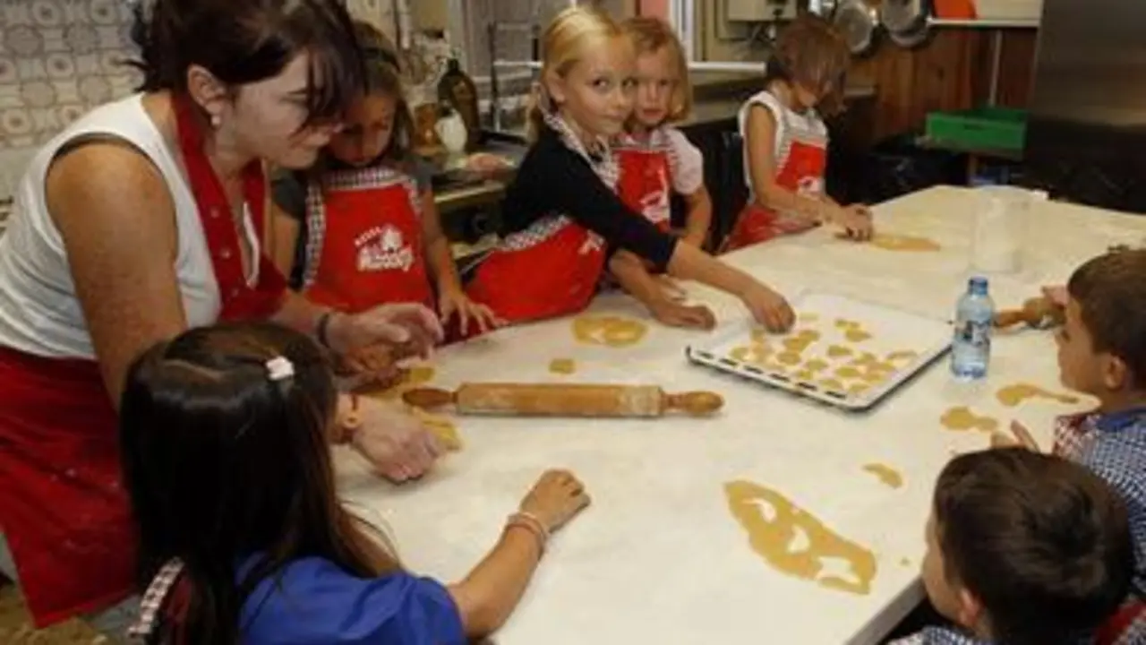Participantes en la clase de cocina (Foto: JOSÉ Mª ÁLVEZ)