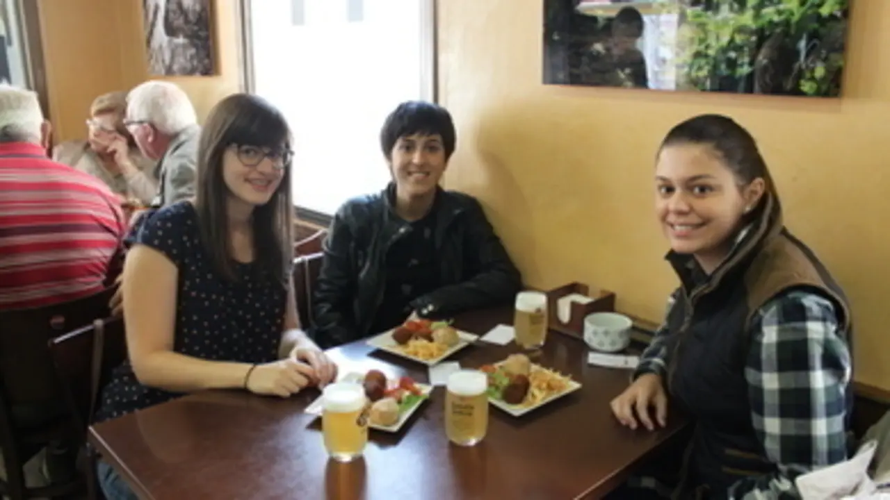 Clientes en As Tres Pontes, con las 'Croquetas de mar' (Foto: MANCEBO)