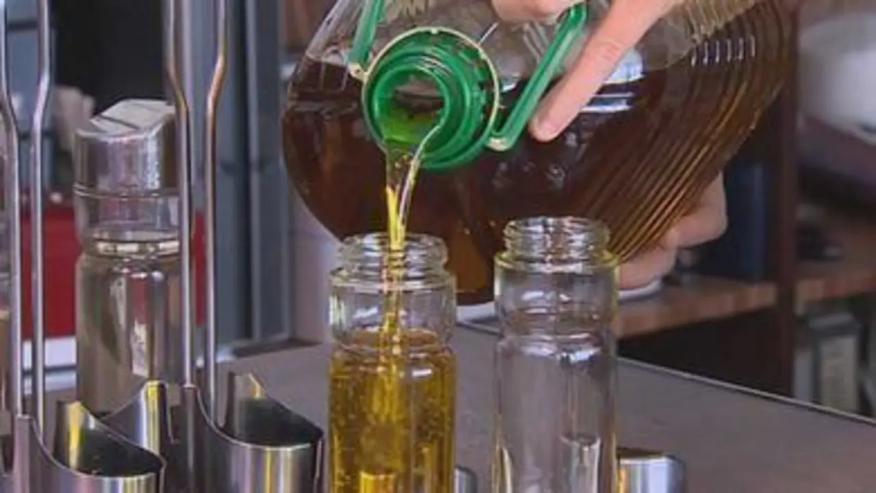 Relleno de una aceitera con aceite de garrafa