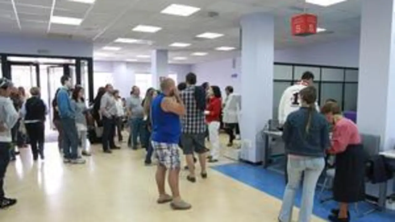 Usuarios de las oficinas del Inem de la calle Eduardo Pondal