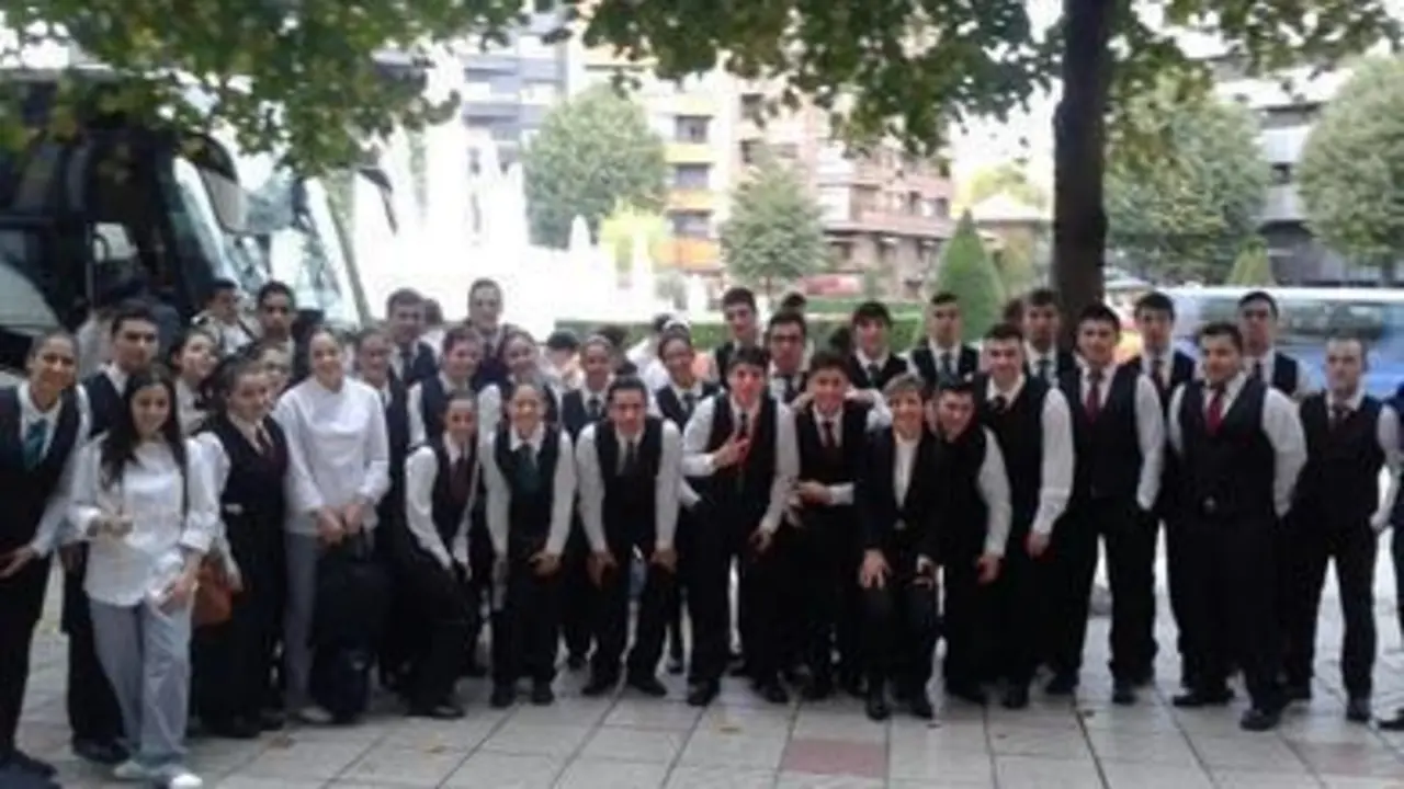 Los alumnos de los dos ciclos de Servizos, este viernes en Oviedo. Fotos: DP