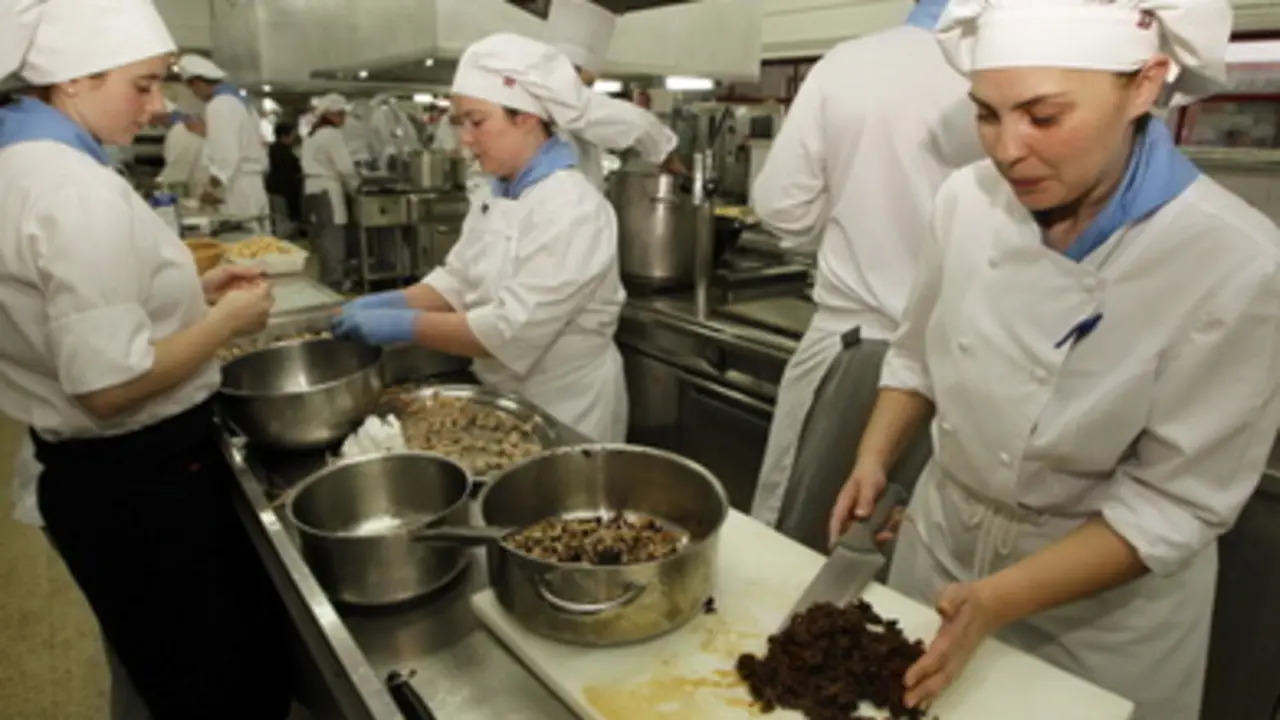 Los alumnos, en plena labor. Foto: JOSÉ Mª ÁLVEZ