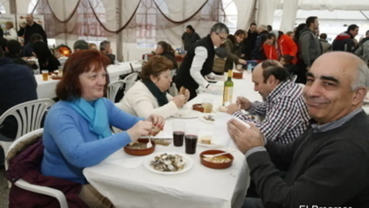 Comensales en la Festa do Berberecho de 2014 (Foto: ANTONIO LÓPEZ)