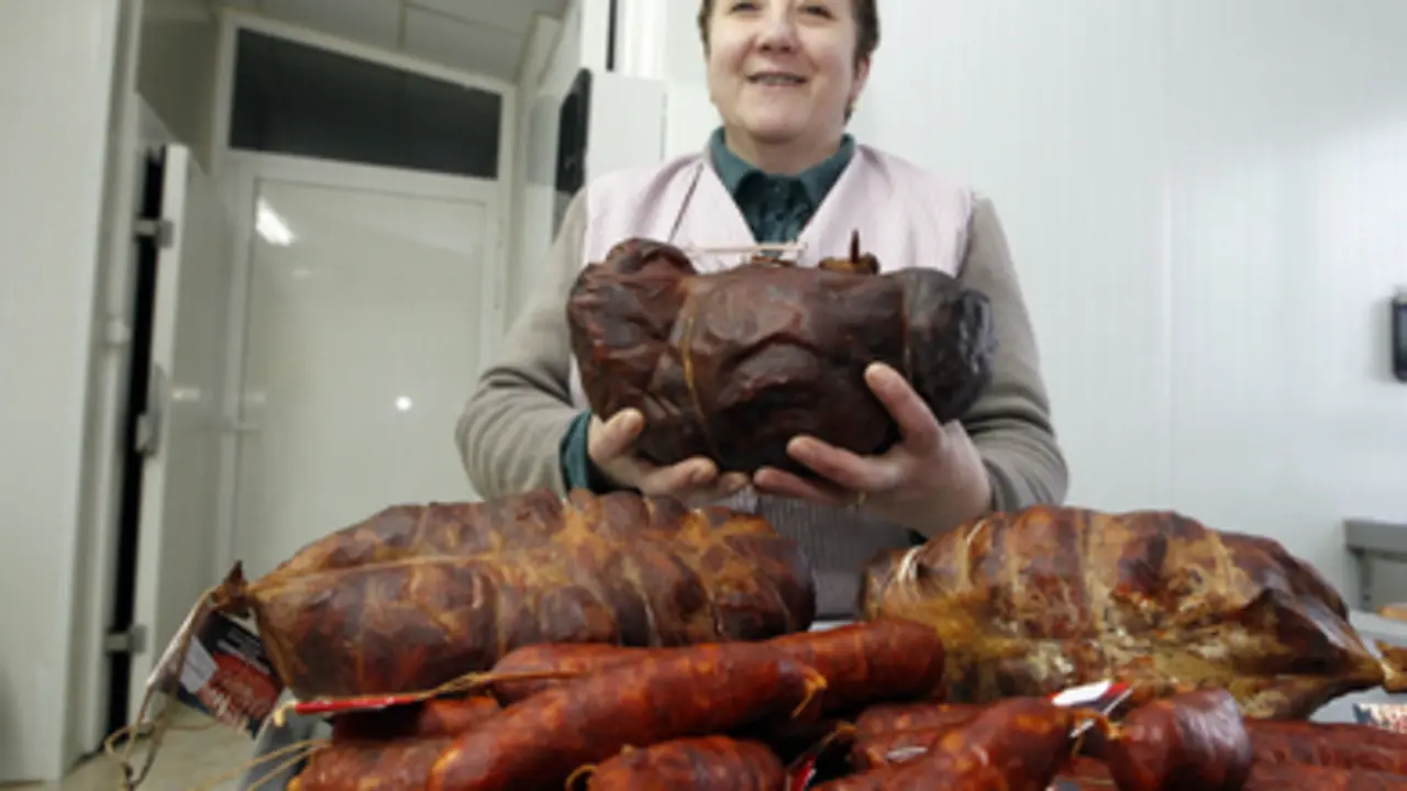Mar&iacute;a Jos&eacute; M&eacute;ndez amosa alg&uacute;ns dos seus produtos artes&aacute;ns. Fotos: J. V&Aacute;ZQUEZ