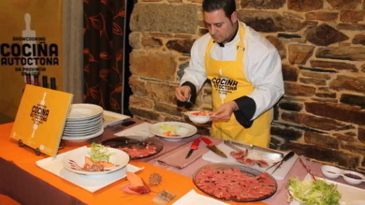 El 'showcooking' en la Taberna do Labrego de Baamonde (Fotos: C. P&Eacute;REZ)