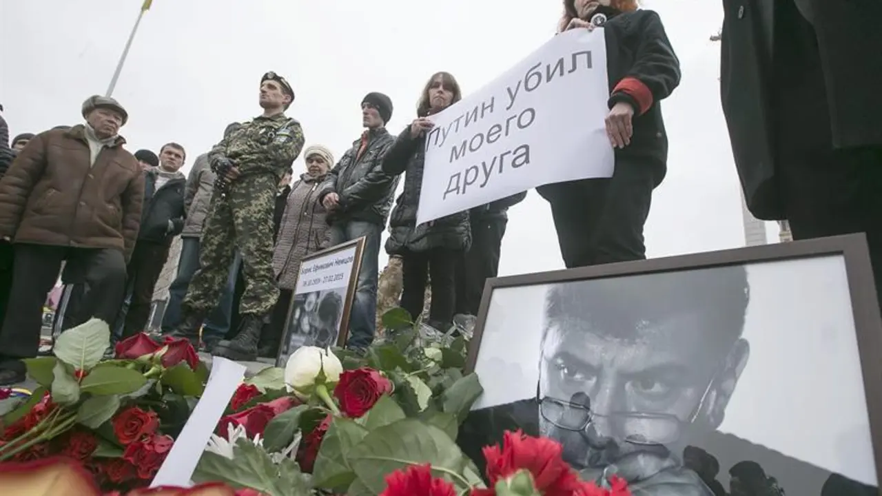 Un nutrido grupo de moscovitas estan rindiendo homenaje a Boris Nemtsov en las calles de la ciudad. SERGEY DOLZHENKO/EFE/EPA