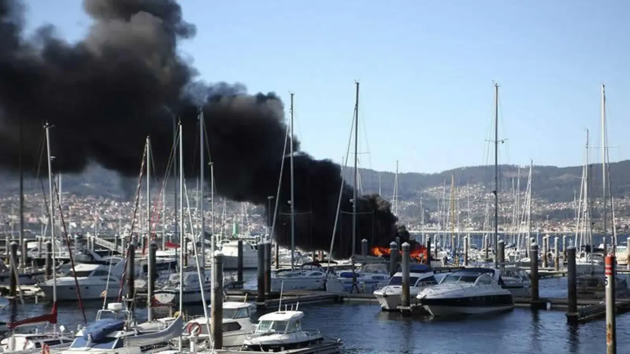 Vista del incendio de un yate deportivo en el puerto de Punta Lagoa, en Vigo.
