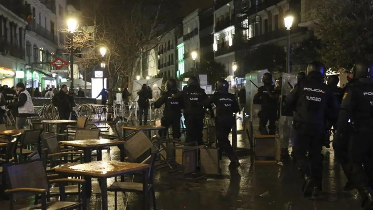 En total, quince personas han sido detenidas tras causar destrozos en la vía tras las manifestaciones