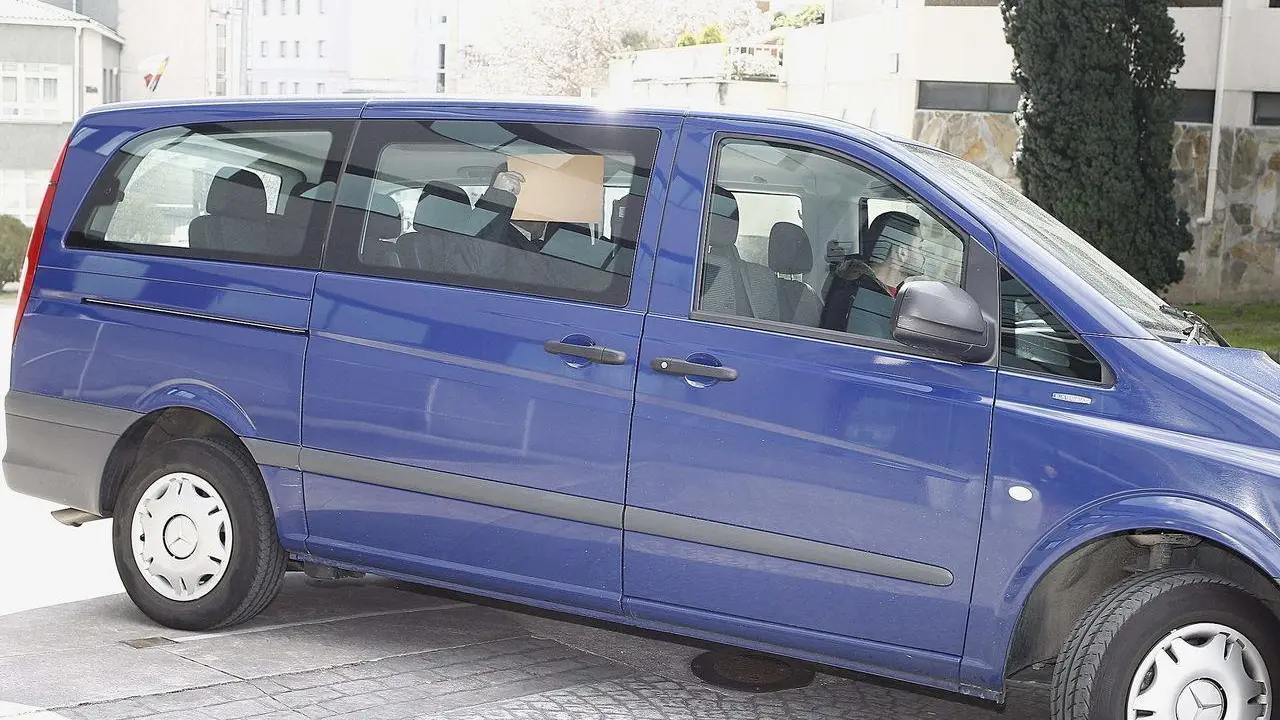 El teniente coronel detenido se tapa la cara a la salida del juzgado en una furgoneta el domingo