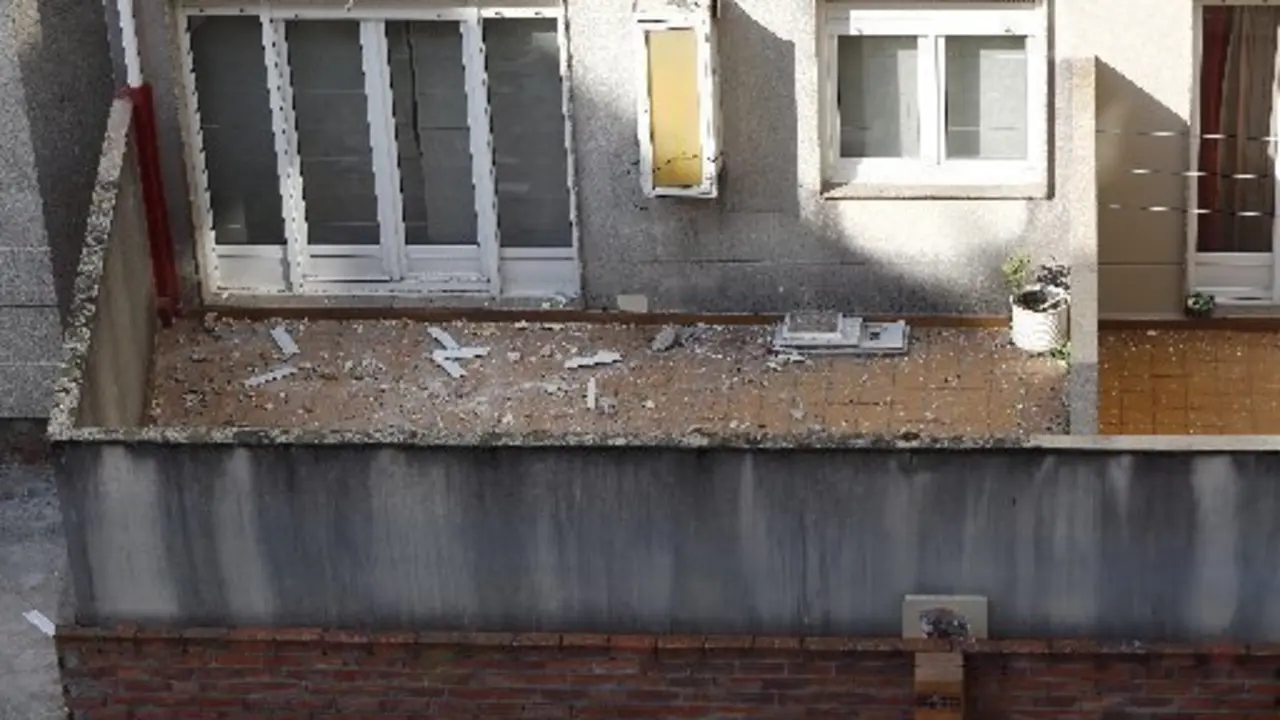 Una fuerte explosión deja importantes daños en un piso en Pontevedra.