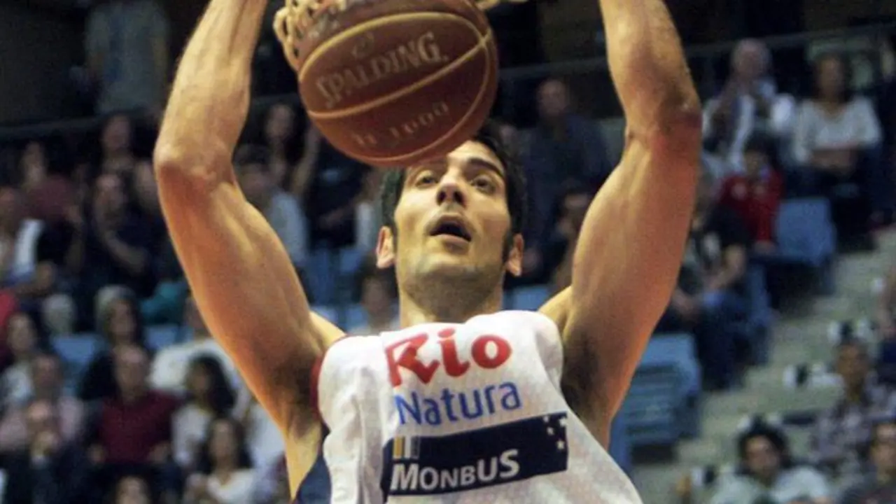 El pívot del Río Natura Monbus Obradoiro, Juanjo Triguero realiza un mate en la canasta del Bilbao Basket
