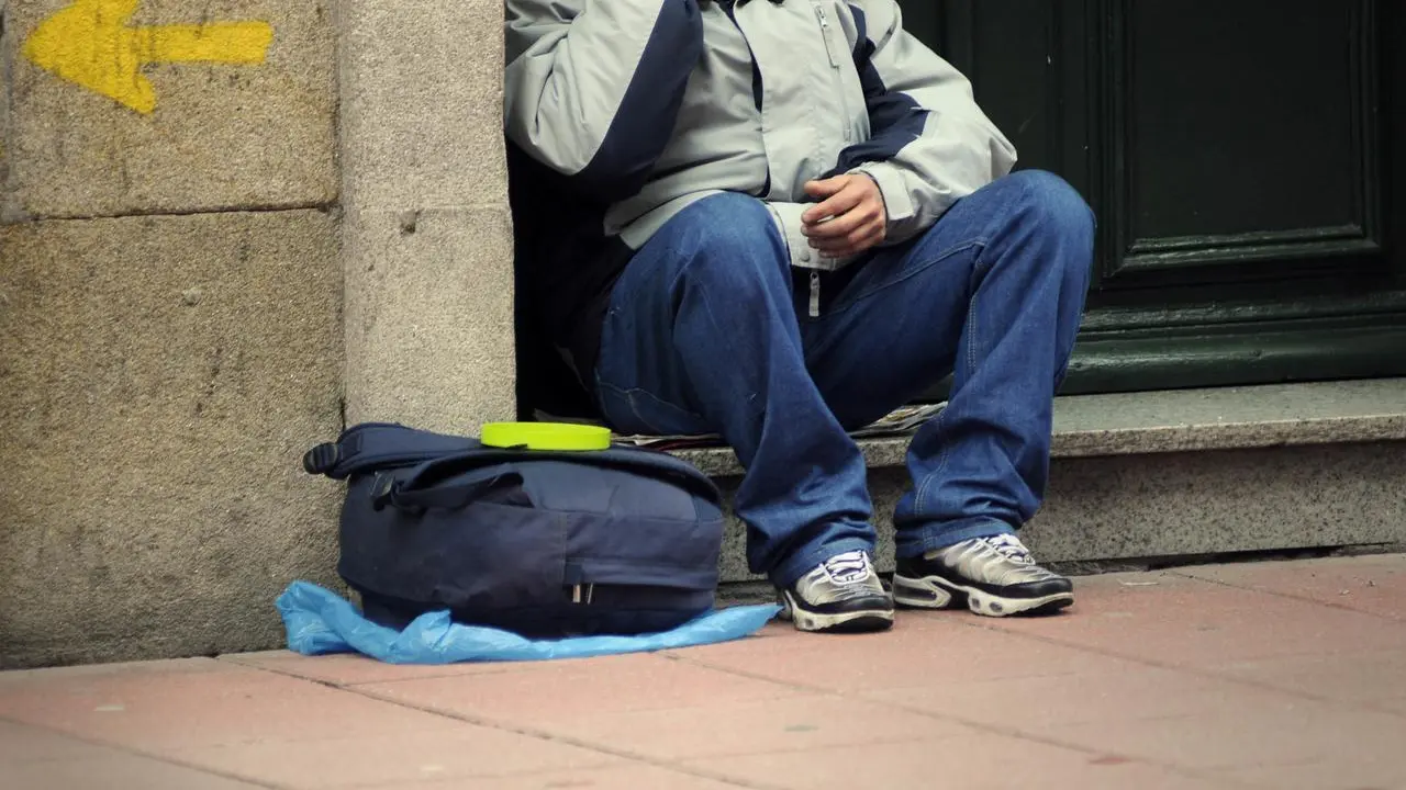 Una persona pide dinero en una calle de Pontevedra. AEP