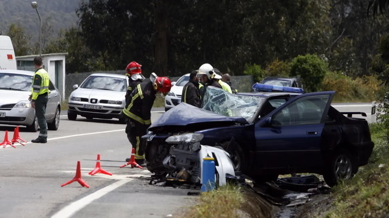 Los bomberos trabajan en uno de los vehículos implicados