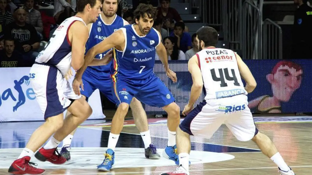El base del Obradoiro Pepe Pozas disputa la posición ante la defensa del base del MoraBanc Andorra, Víctor Sada