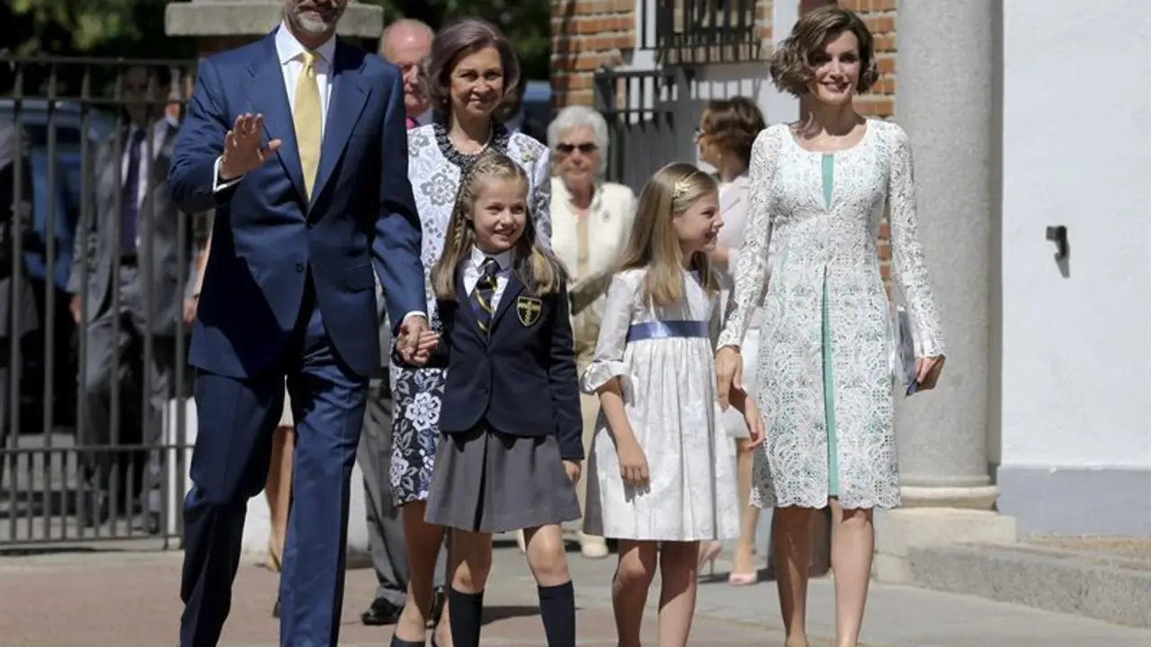 Los Reyes de España, Felipe y Letizia, acompañados por sus hijas, Leonor y Sofía, y por los Reyes Eméritos en la parroquia Asunc
