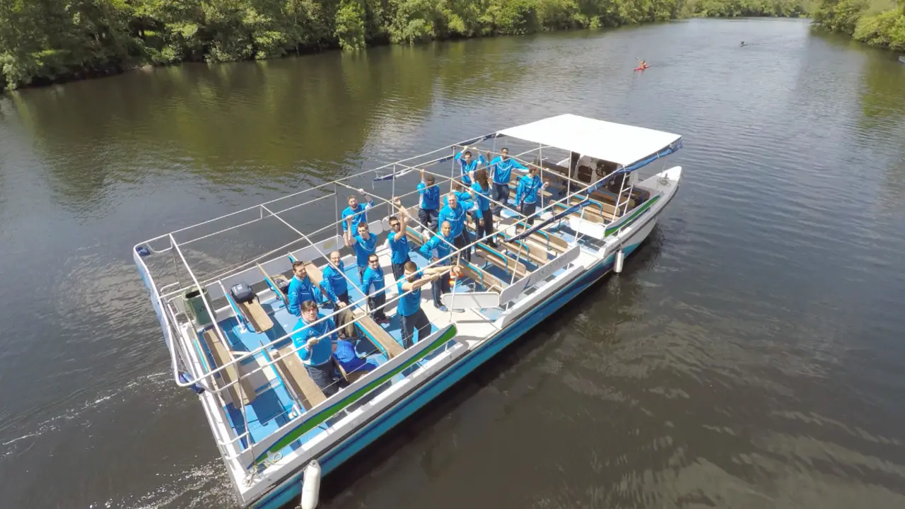 Los jugadores del Ribeira Sacra, en el catamarán del Miño, fotografiados por un dron