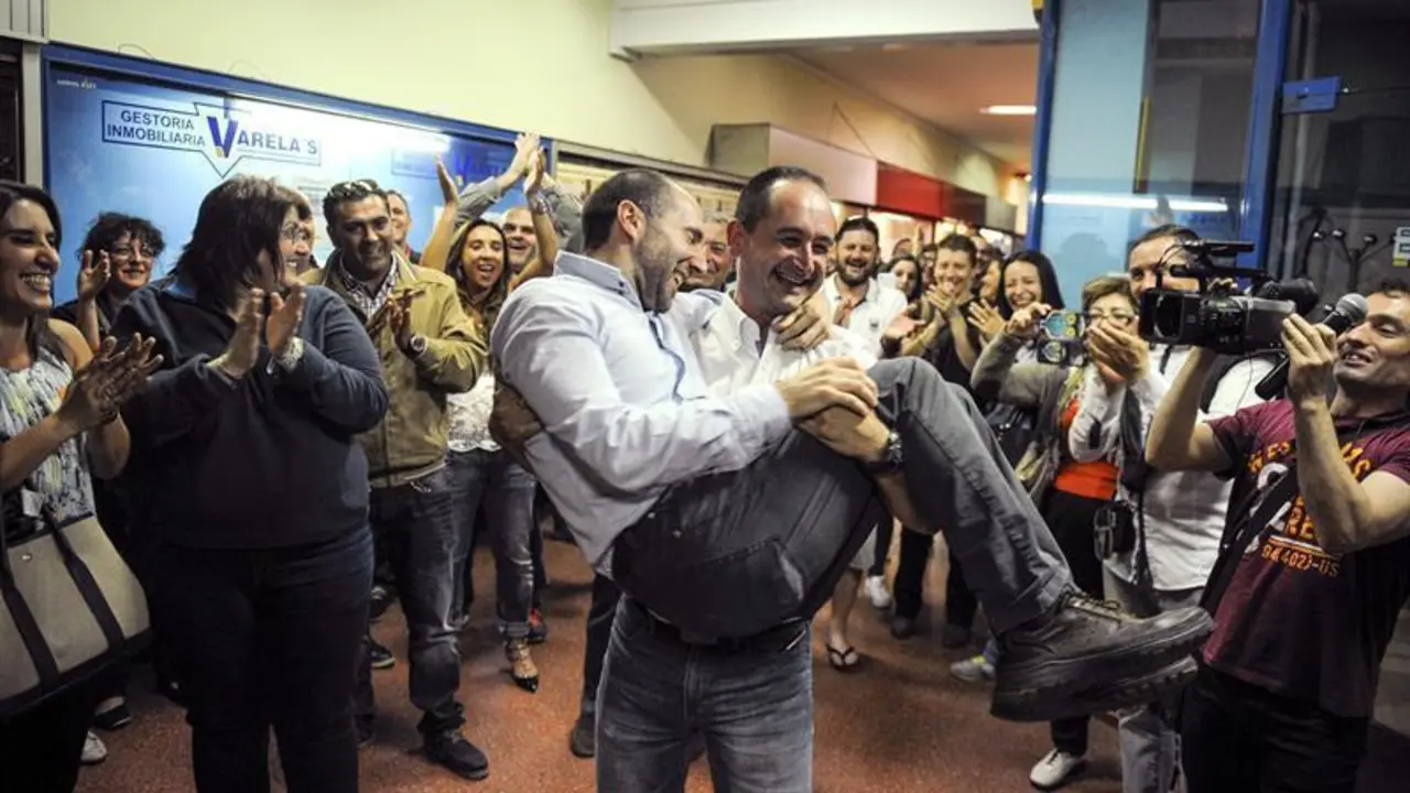 Un miembro de Democracia Ourensana lleva en brazos a Gonzalo Pérez Jácome