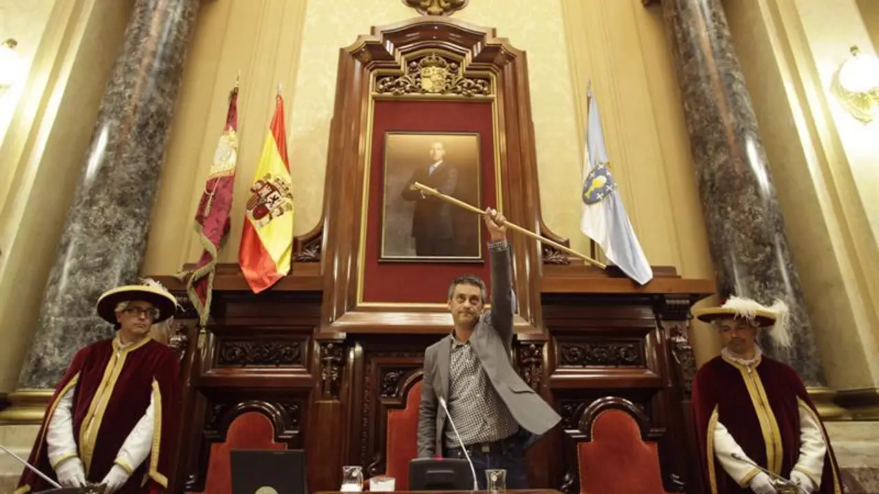 Xulio Ferreiro sostiene el bastón de mando tras ser proclamado alcalde