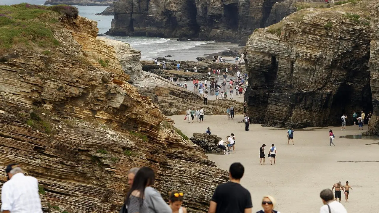 La playa de As Catedrais recibe miles de visitas todos los días 