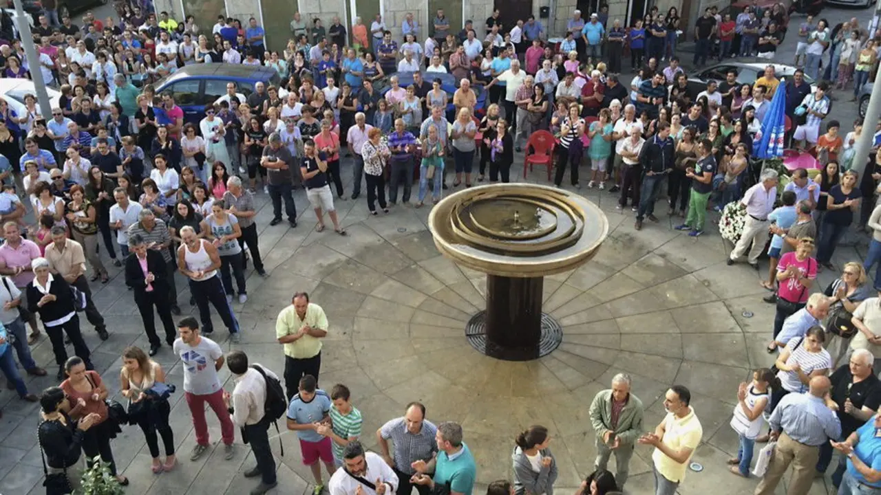 Vecinos de Arbo guardan un minuto de silencio tras los dos asesinatos