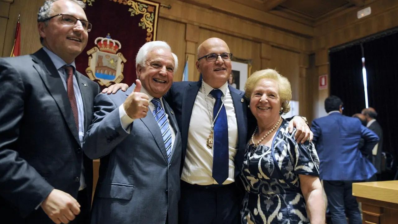 El presidente de la Deputación de Ourense, Manuel Baltar (seguno por la derecha), posa junto a su padre y expresidente de la Diputación de Ourense, José Luis Baltar Pumar (segundo por la izquierda), su madre y su hermano, tras ser reelegido este martes