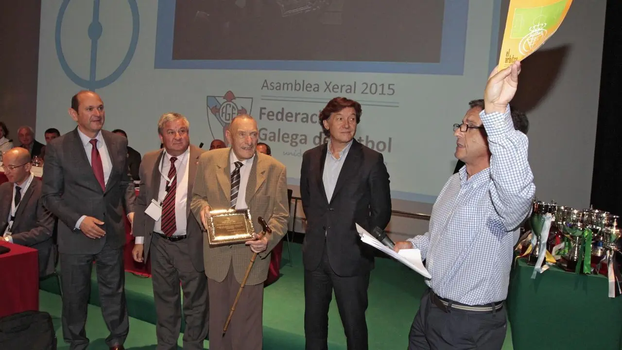 El exárbitro Germán Jiménez recoge su premio