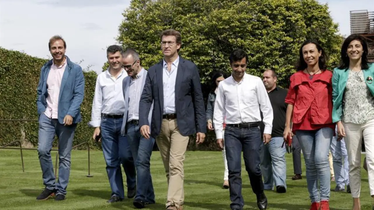 El presidente del PPdeG, Alberto Núñez Feijóo, (centro) acompañado por directivos y redactores de la ponencia política celebrada este jueves en Santiago de Compostela