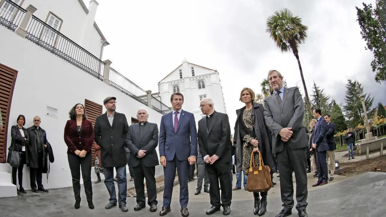 El arzobispo, Julián Barrio, el presidente de la Xunta, Alberto Núñez Feijóo, junto al alcalde, Martiño Noriega, y otras autoridades, antes de visitar el nuevo centro de acogida de Peregrinos