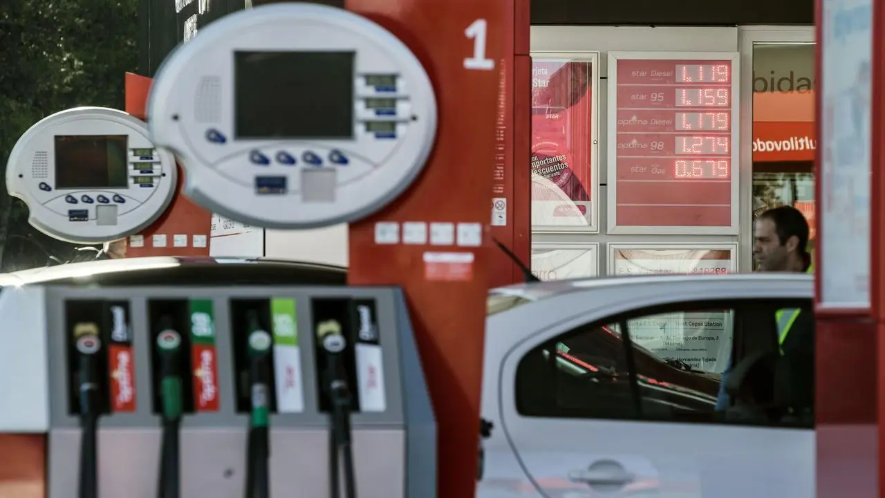 Un conductor reposta en una gasolinera