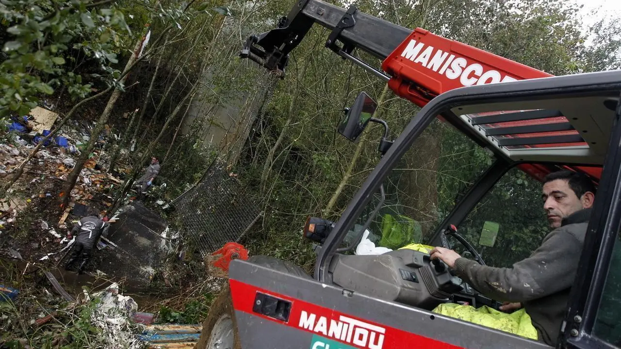 Un operario retira, la pasada semana, la carga del camión que acabó en el cauce