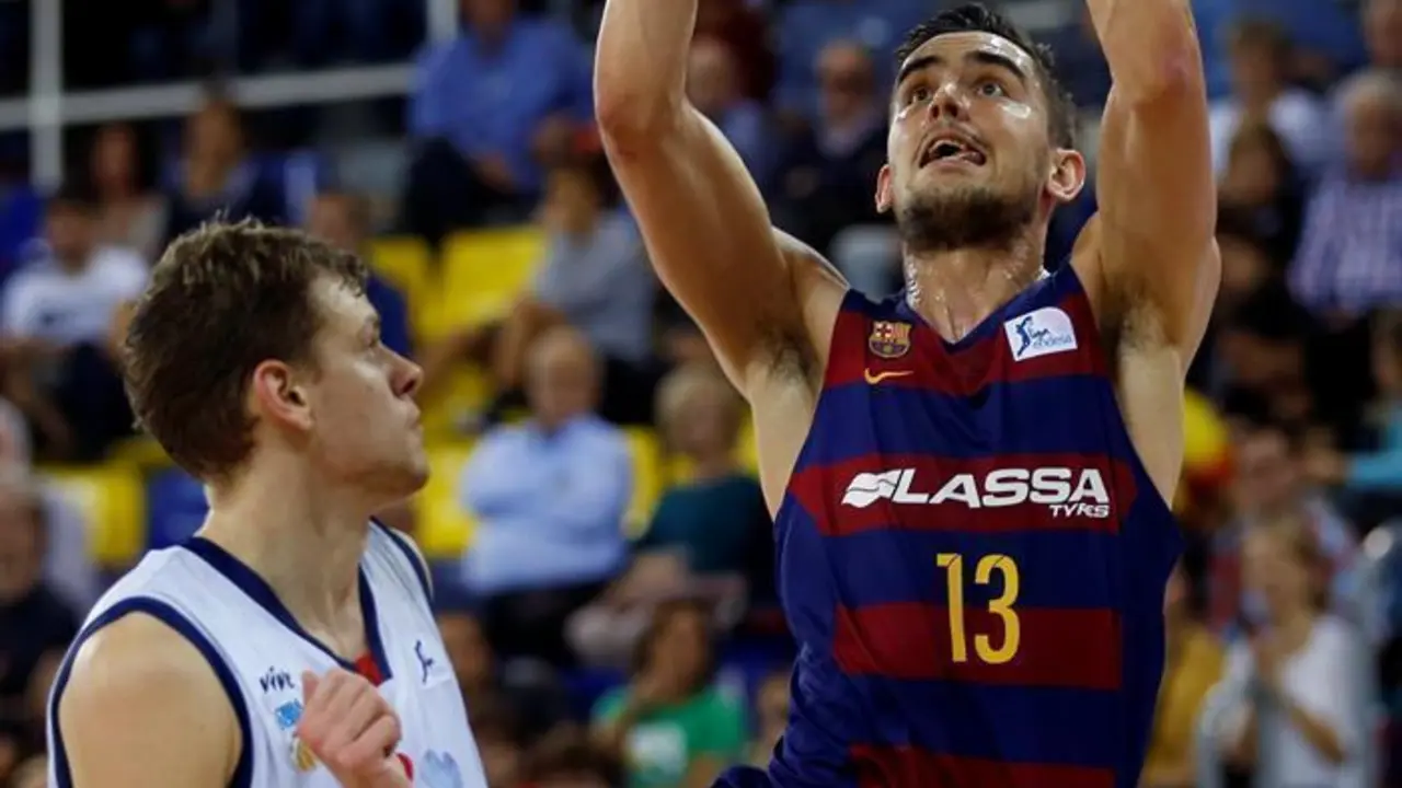 El base checo del Barcelona, Tomas Satoransky entra a canasta frente al alero lituano del Obradoiro, Eimantas Bendzius
