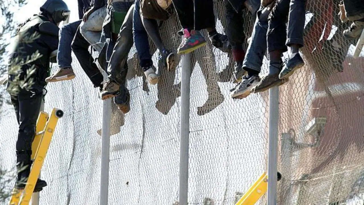 Inmigrantes subsaharianos en la valla de Melilla, en 2015