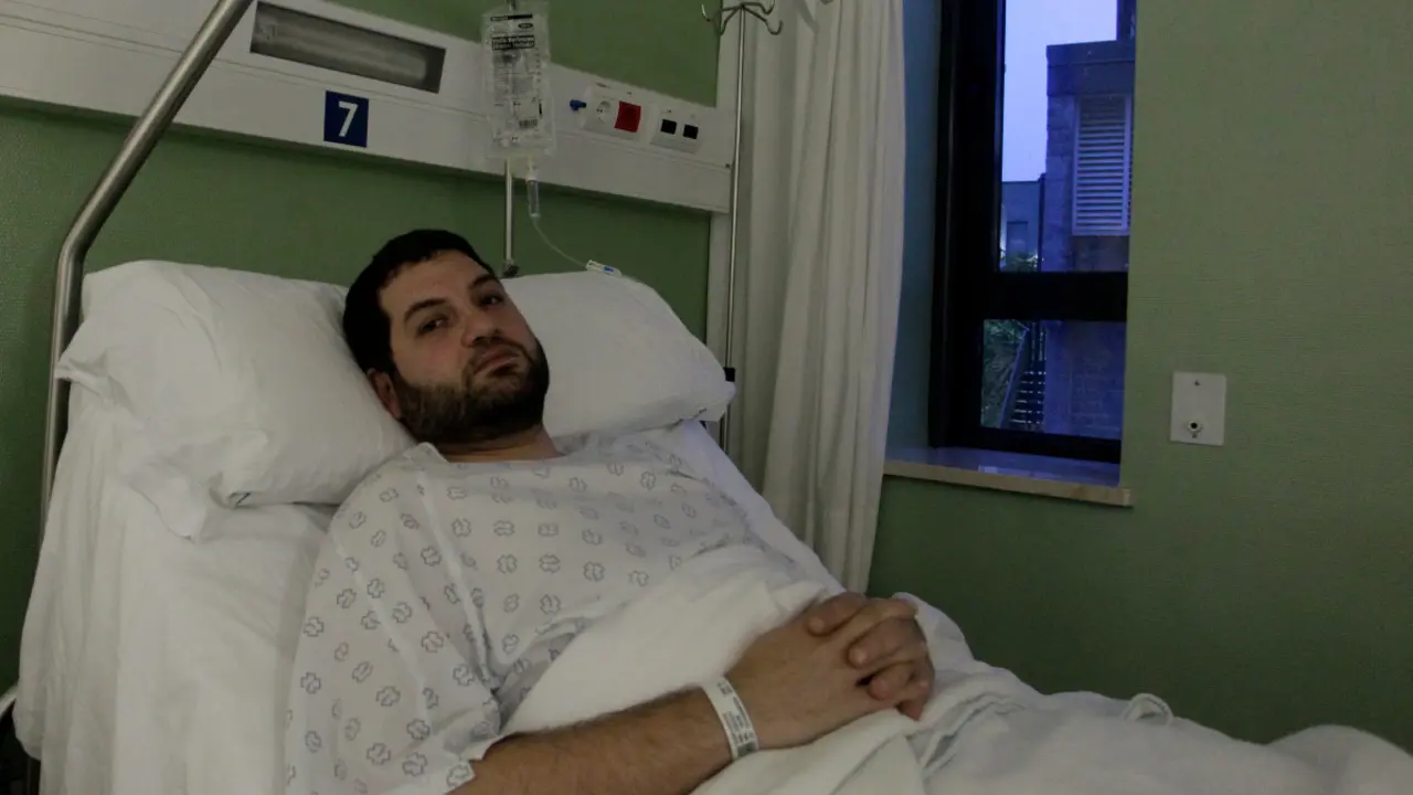 César Abal, este lunes en el hospital, tras su intervención quirúrgica