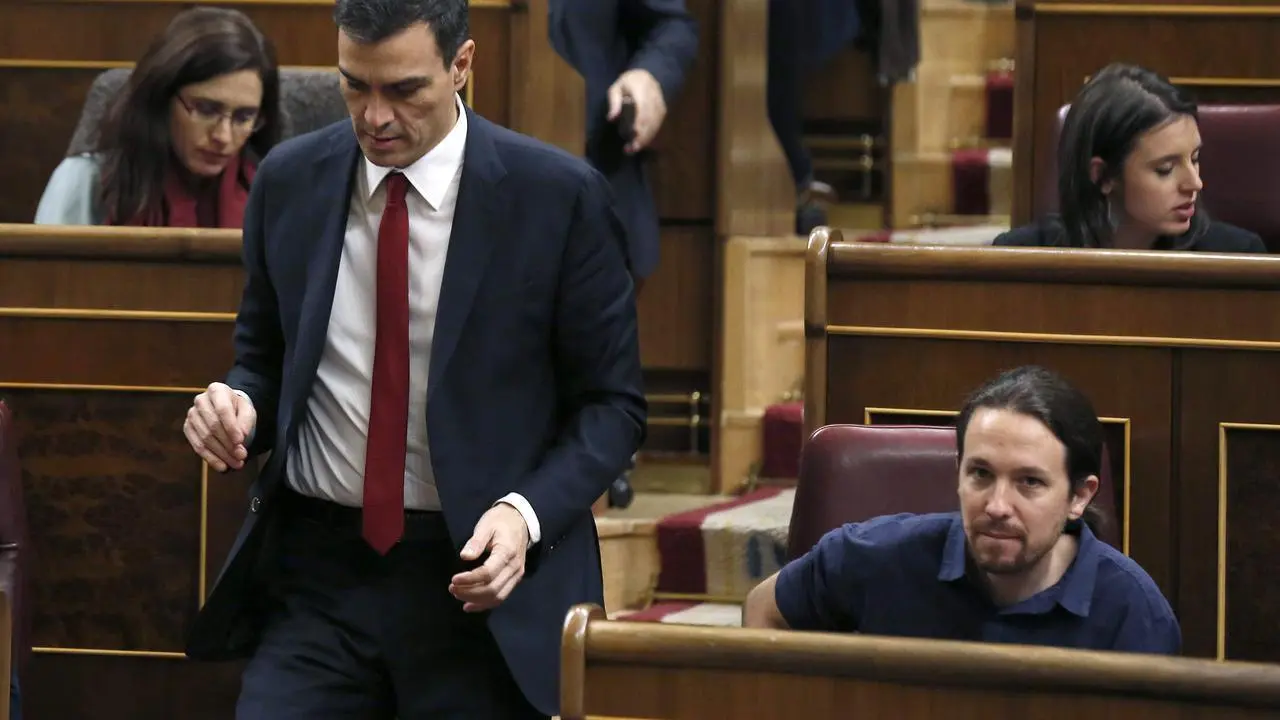 El secretario general del PSOE, Pedro Sánchez, pasa junto al líder de Podemos, Pablo Iglesias, durante la sesión constitutiva de la Cámara Baja