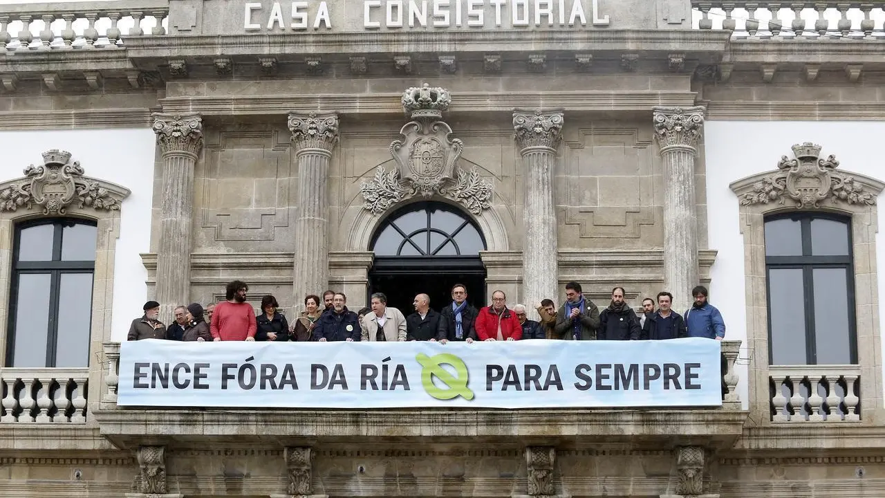 Pancarta desplegada en el balcón del Concello