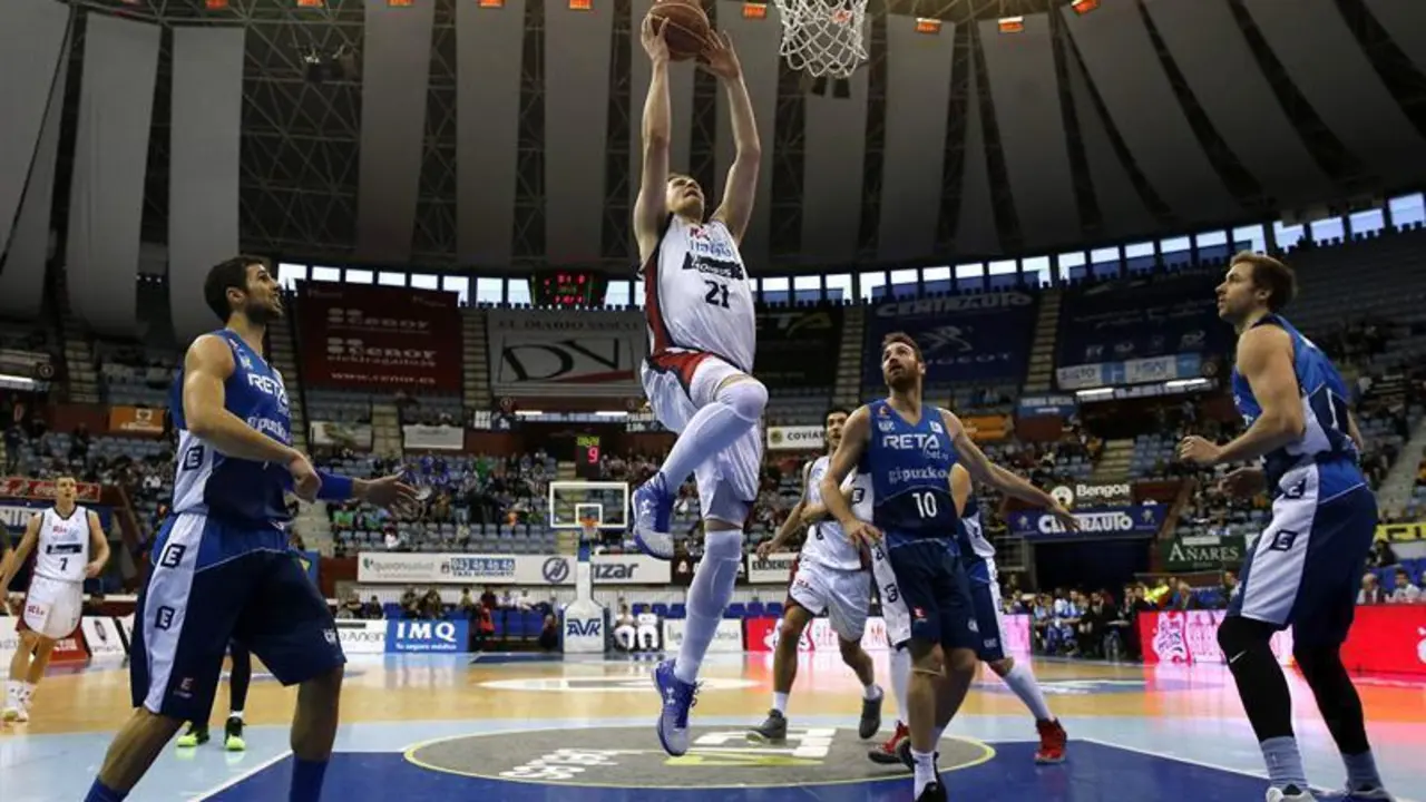 Adam Waczynski encesta ante los jugadores del Retabet.es GBC