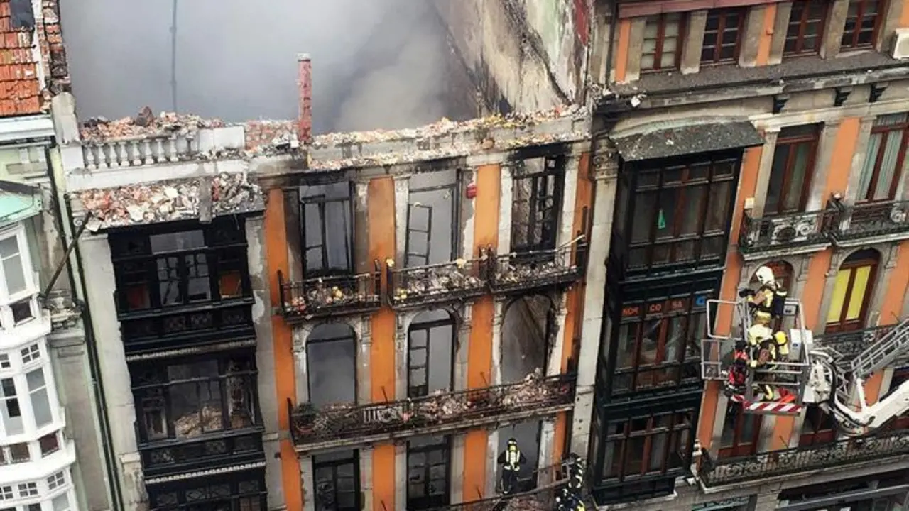 El derrumbe de un edificio en llamas se cobra la vida de un bombero en Oviedo