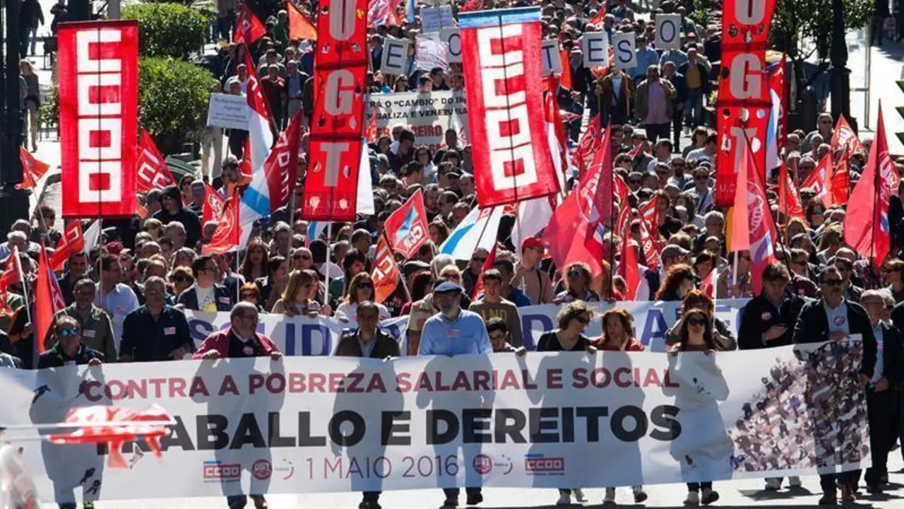 Cabeza de la manifestación organizada por UGT y CC OO en Vigo
